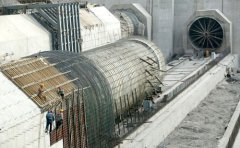 青海公伯峽水電站引水壓力鋼管施工現場